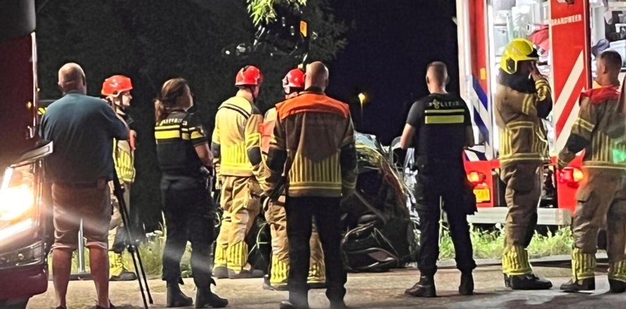 Auto belandt in sloot na botsing tegen een boom