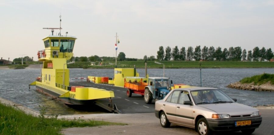 Veerpont Sprang-Capelle tijdelijk buiten gebruik geweest na aanvaring