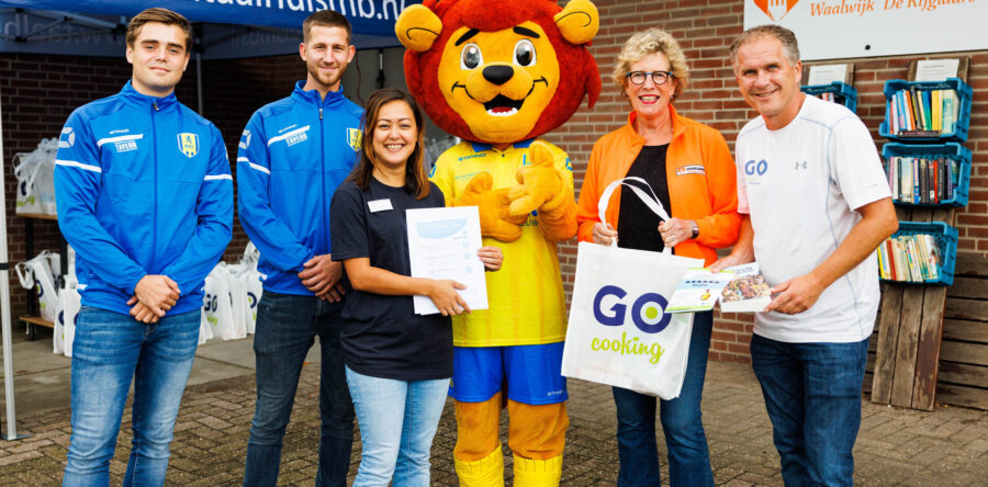 Taalhuis Waalwijk en RKC op bezoek bij de Voedselbank