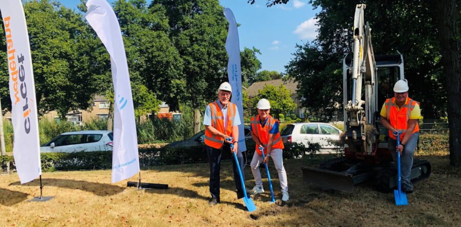 Ronald Bakker zet schop in de grond voor glasvezel