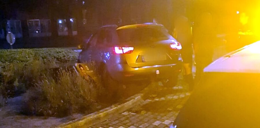 Dronken vrouw mist rotonde