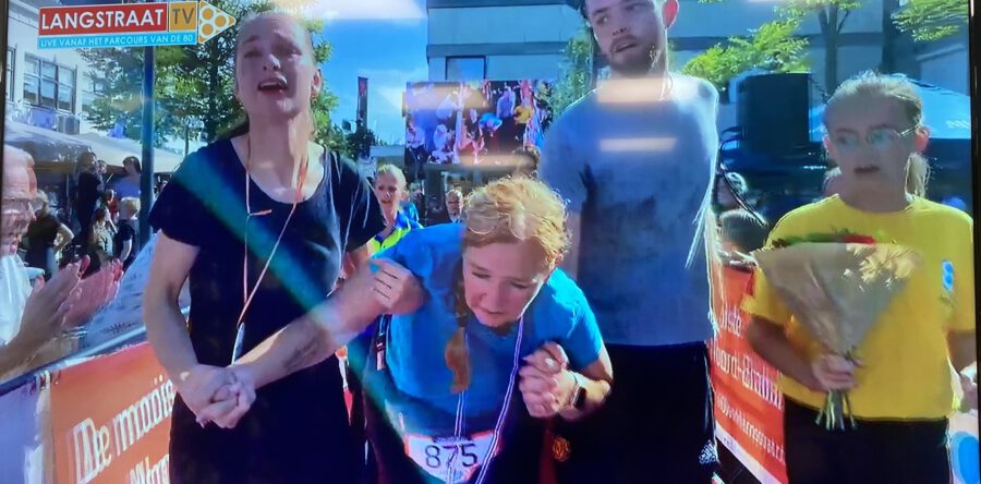 16.00.03 uur: krijgt de laatste loopster haar oorkonde of niet?