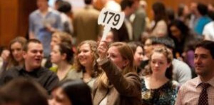 Kunstveiling levert 8000 euro op voor inloophuizen