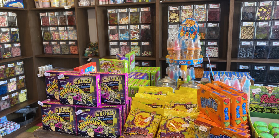 Nieuwe snoepwinkel verkoopt snoep uit de oude tijd en focust tegelijkertijd op de jeugd (Video)