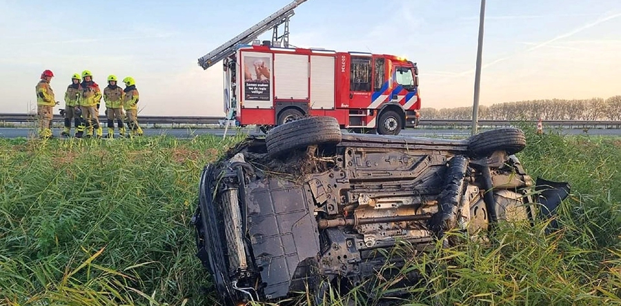 Vrouw onder invloed raakt van de weg