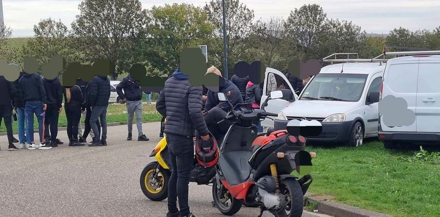 Politie maakt einde aan scootermeeting