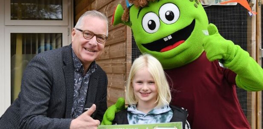 Wethouder Jansen reikt nieuw boekje Sjors Sportief/Creatief uit