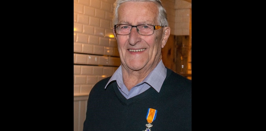 Dhr. Jansen krijgt koninklijke onderscheiding uitgereikt