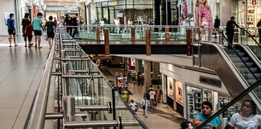 Consumentenvertrouwen stijgt licht na historisch dieptepunt