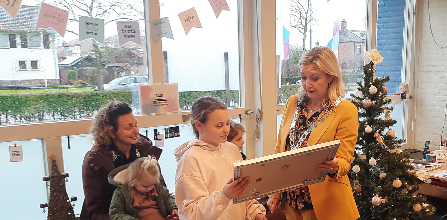 Zara (10) krijgt jeugdlintje uitgereikt van burgemeester Ausems