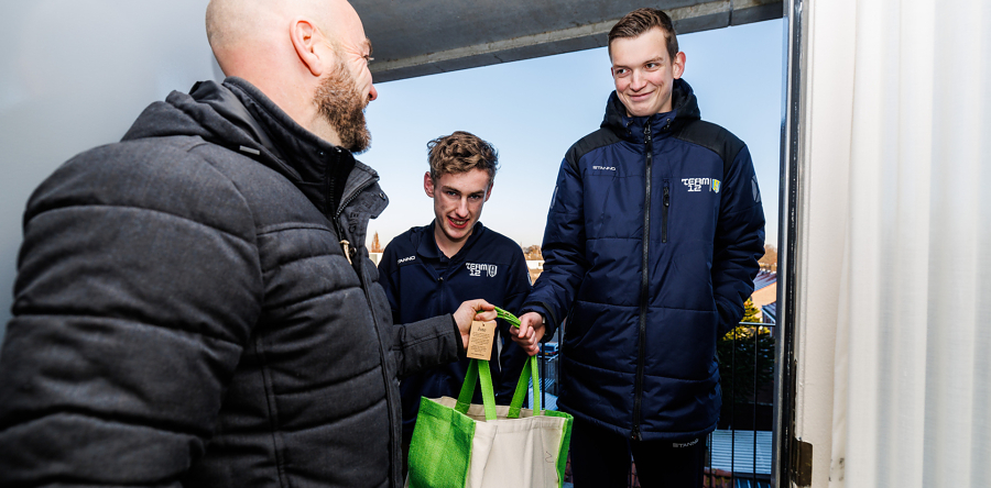 Mensen met PasWijzer-pas in Waalwijk ontvingen cadeaupakket