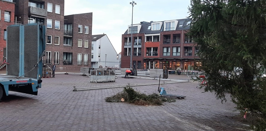 Kerstboom op Anton Pieckplein in Kaatsheuvel staat er weer