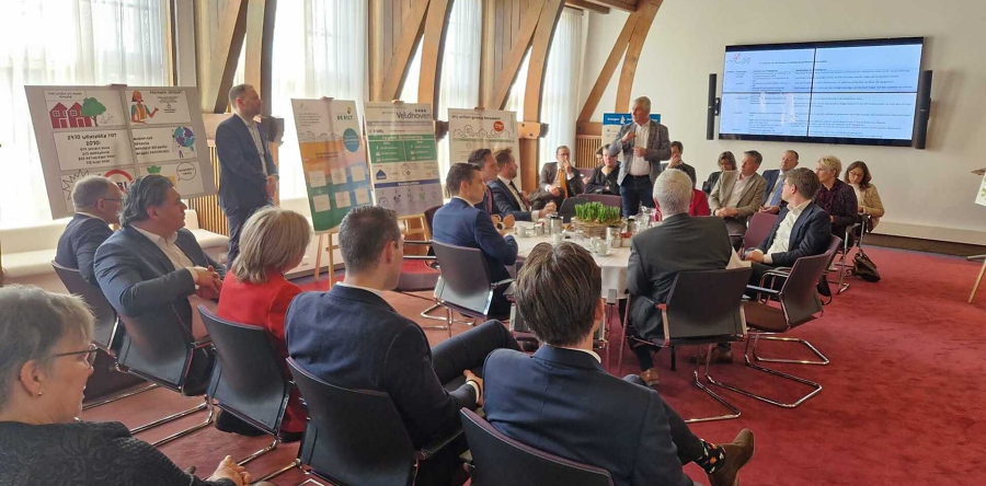 Wethouder De Jong in gesprek met Hugo de Jonge over woningbouw