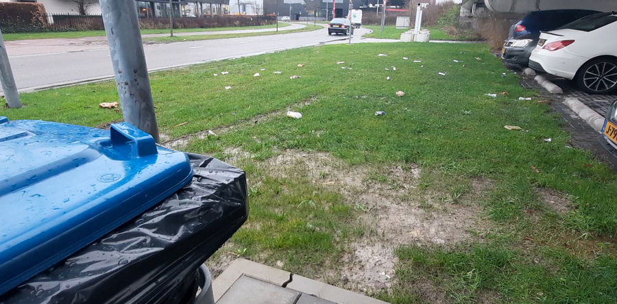 Nog steeds veel afval op carpoolplaats bij KFC Waalwijk (Video)