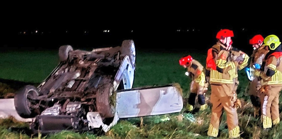 Vrouw raakt van de weg en raakt bekneld