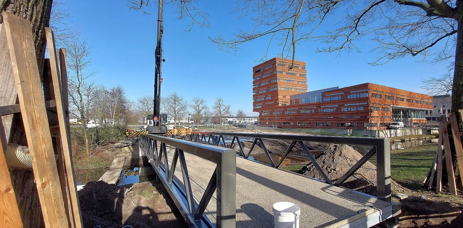 Nieuwe voetgangersbrug bij Waalwijks gemeentehuis (Video)