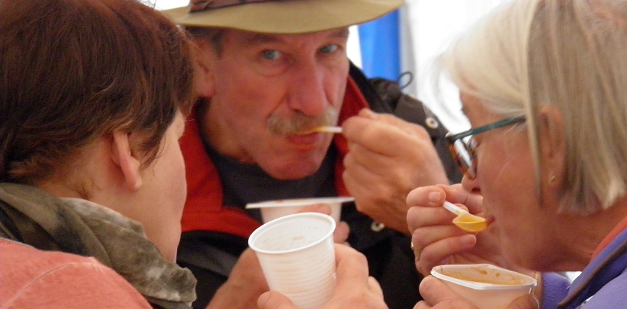 Wandelen met Carnaval met gratis erwtensoep