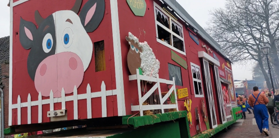 Gezellige (beesten)boel bij optocht in Theebuikenlaand (Video)