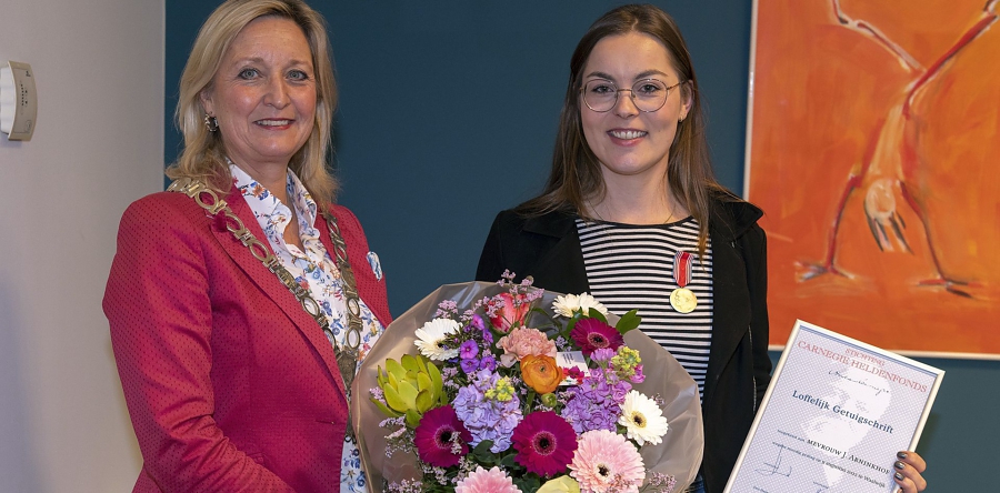 Jill Arninkhof ontvangt medaille Stichting Carnegie Heldenfonds