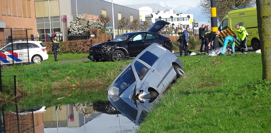 Auto te water na aanrijding op gevaarlijke kruising