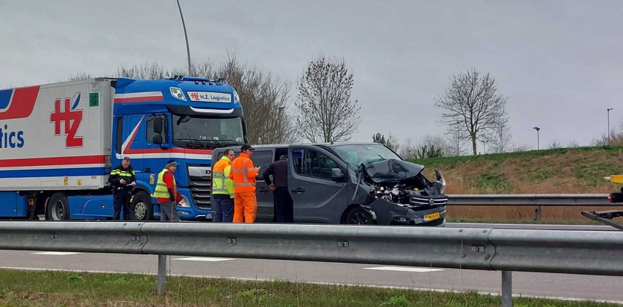 Bestelbus in botsing met vrachtwagen op de N261