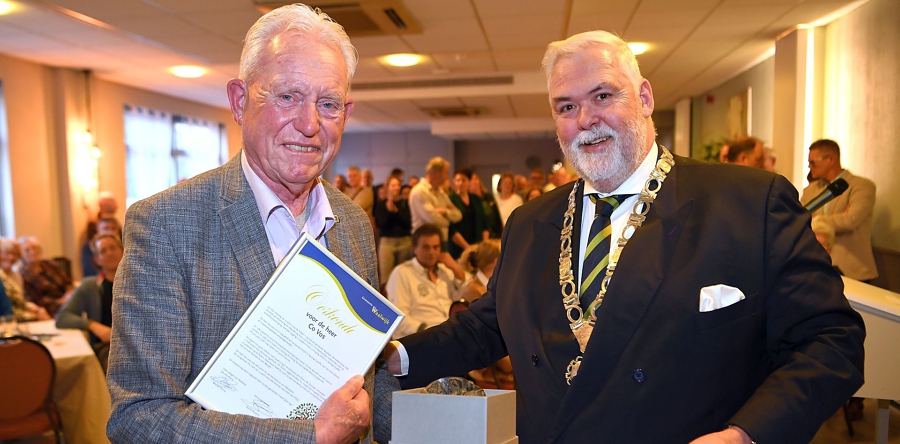 Co Vos ontvangt Waalwijkse Erepenning