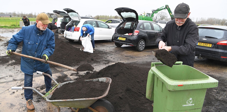Gemeente Waalwijk deelt compost uit op landelijke Compostdag