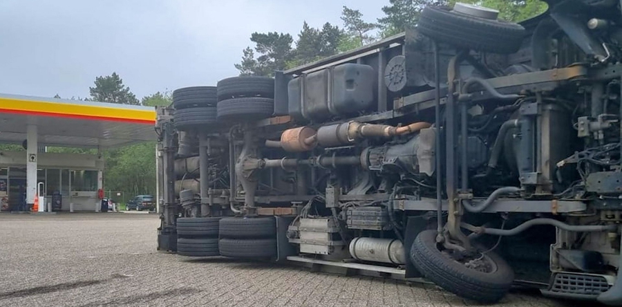 Vrachtwagen gekanteld op N261