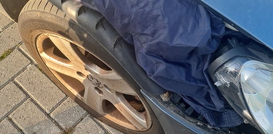 Auto gerepareerd met regenbroek