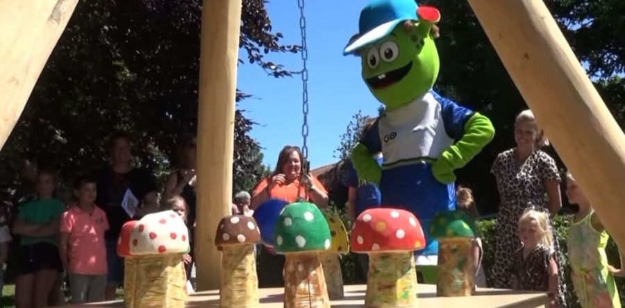 Onverlaten vernielen speeltoestel klauterwoud