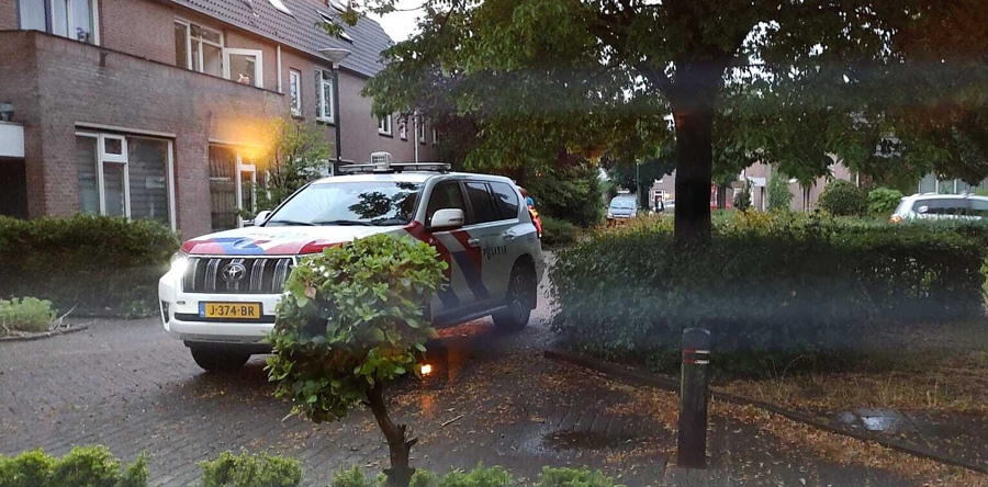 Jongen in boeien geslagen na zitten op dak