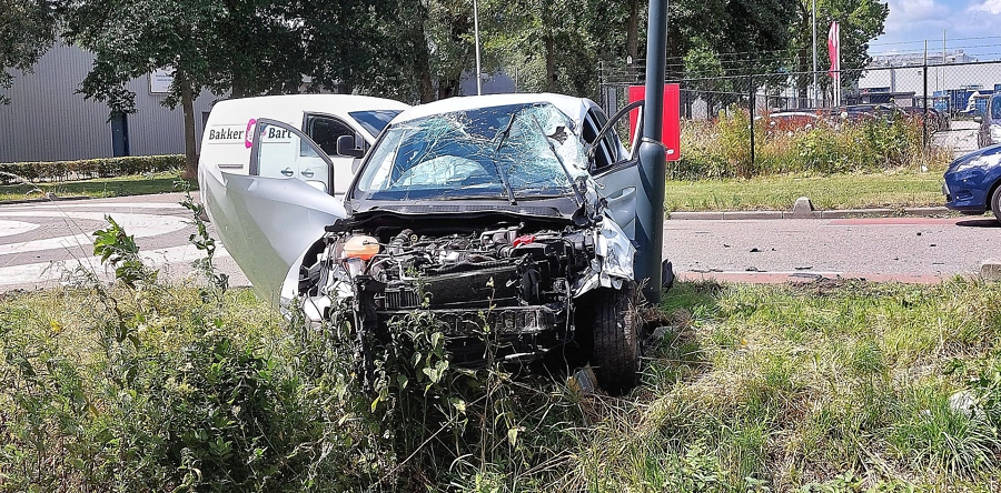 Auto komt onder vrachtauto terecht