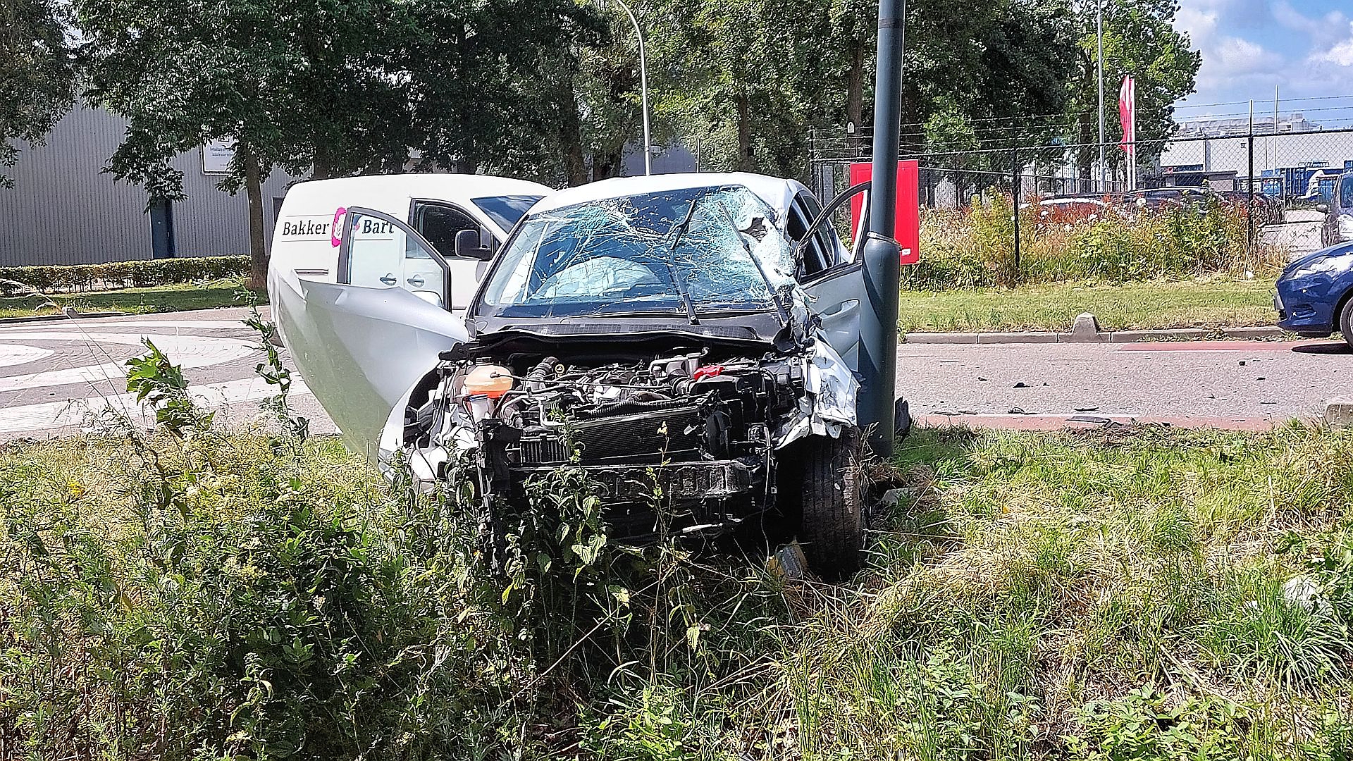 Auto komt onder vrachtauto terecht