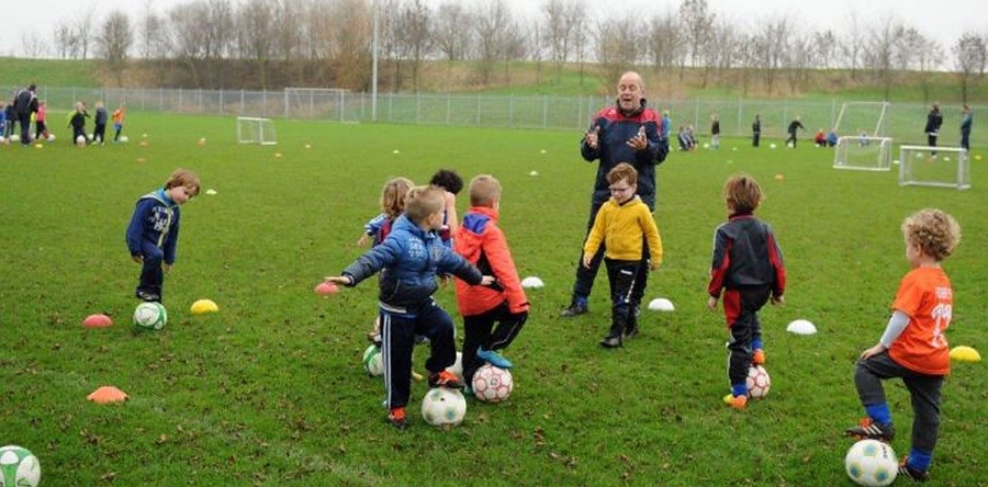 Voetbaltraining Kanjers (meisjes en jongens van 4-5 jaar) RWB