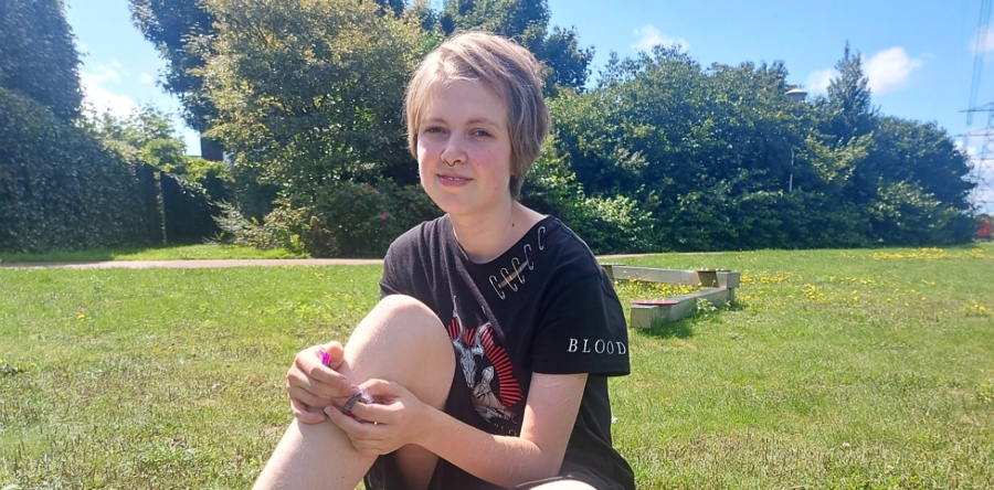 Lara (22) start inzamelingsactie voor een hulphond