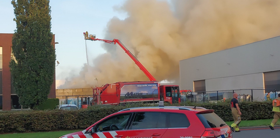 Zeer grote brand bij afvalverwerker in Waalwijk