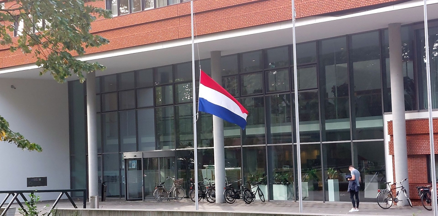 Vlag halfstok bij gemeentehuis Waalwijk