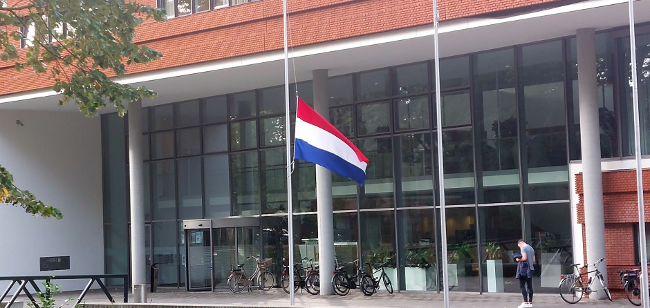 Vlag halfstok bij gemeentehuis Waalwijk