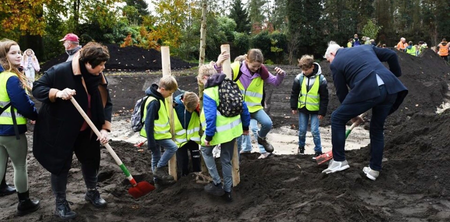 Kinderen planten bomen in Waalwijk op Boomfeestdag