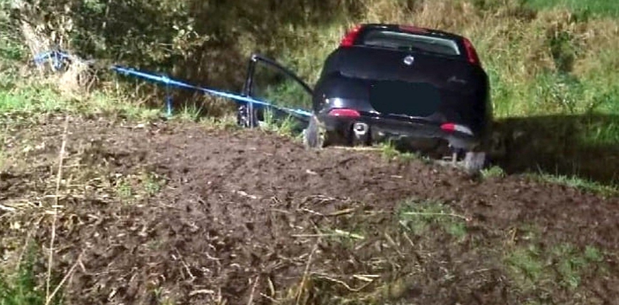 Vrouw belandt met auto in sloot op A59