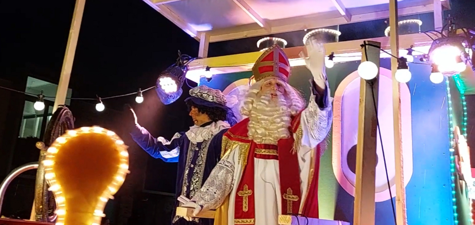 Sinterklaas komt aan bij Kaatsheuvelse lichtjesintocht (Video)