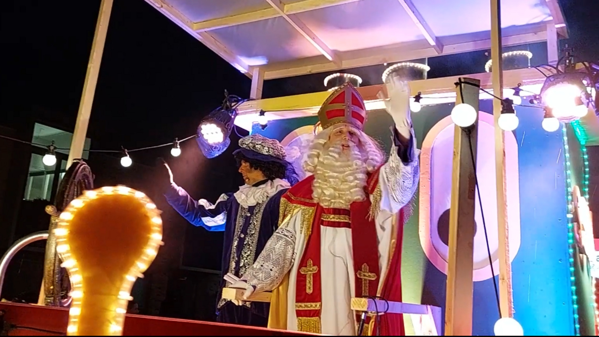 Sinterklaas komt aan bij Kaatsheuvelse lichtjesintocht (Video)