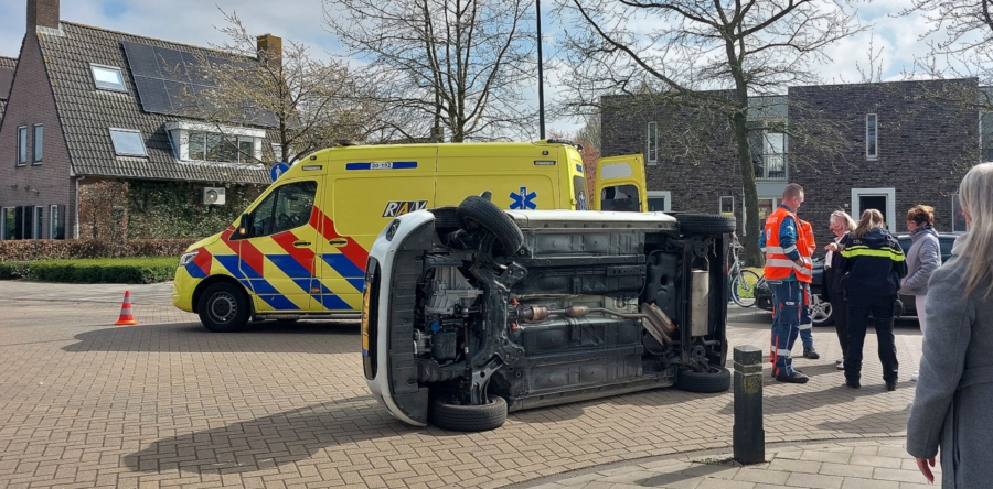 Auto op z’n kant op het Oranjeplein in Waalwijk