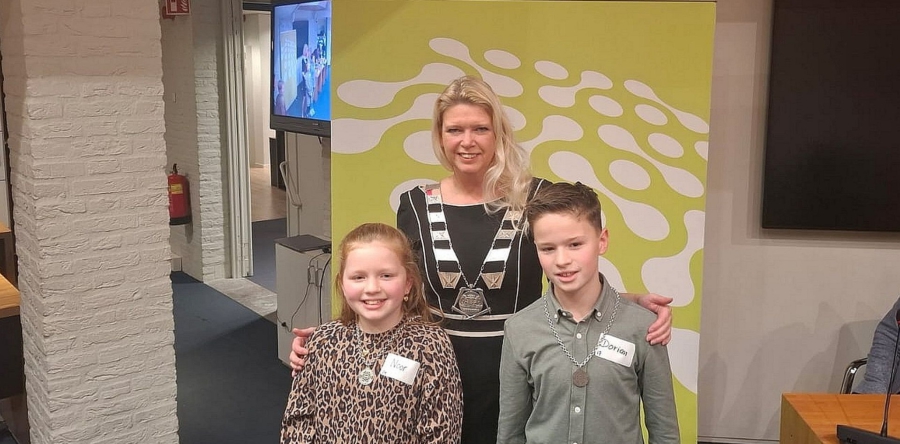 Jeugdburgemeesters en burgemeester aan de slag tijdens NL-Doet