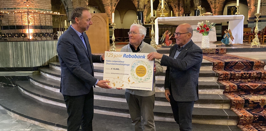 Stichting Sint Jan de Doper ontvangt cheque van Rabobank (Video)