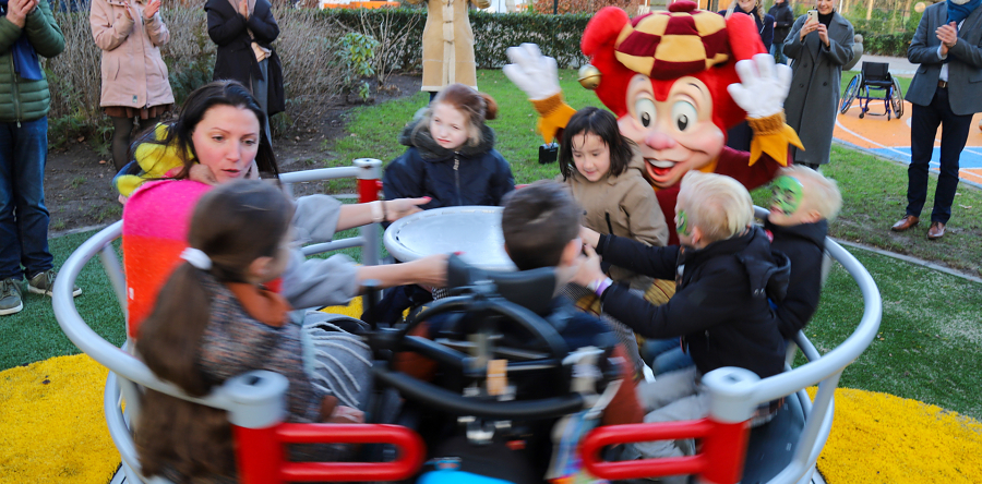 Valide en mindervalide kinderen in rolstoelcarrousel Villa Pardoes