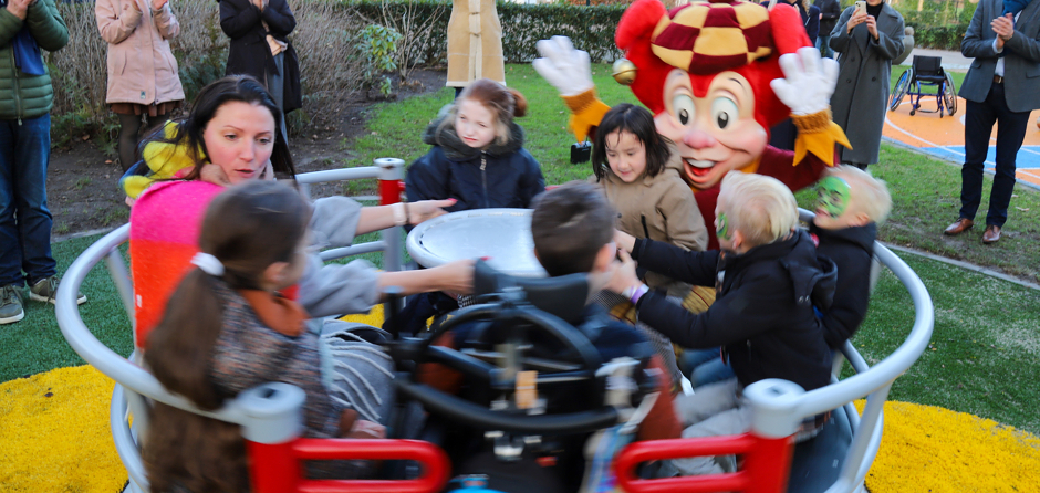 Valide en mindervalide kinderen in rolstoelcarrousel Villa Pardoes