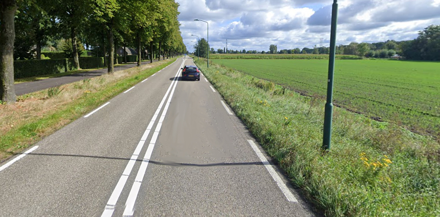 Fietsen over een weg gemaakt van hars in Dongen