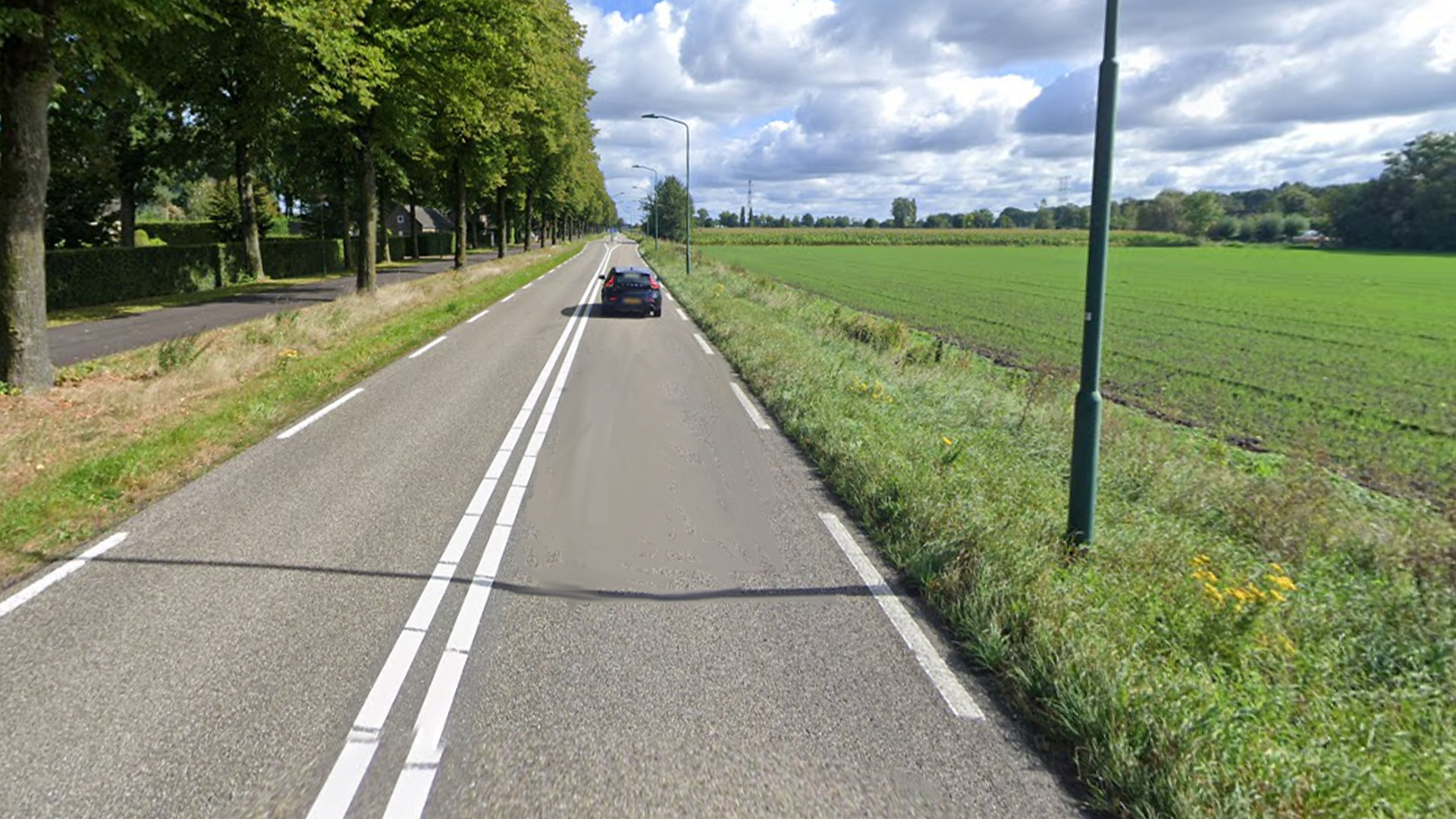 Fietsen over een weg gemaakt van hars in Dongen