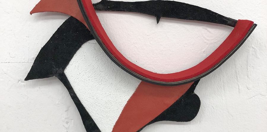 Sculptuur aan de muur bij HWK